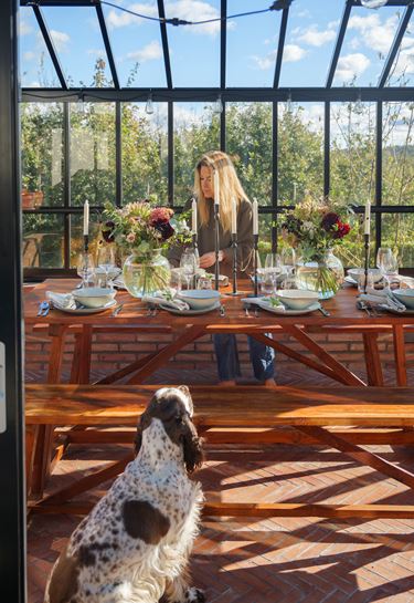 Sandra i drivhuset sitt