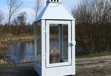 Hvit lykt i metall, 42 cm høy