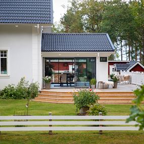 Saltak med hvitt limtrereisverk med antrasittgrå partier og vindu.