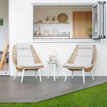 Miljøbilde som viser to Sunflower relax-stoler sammen med et lite bord