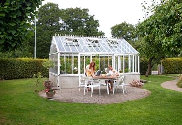 Miljøbilde: Green Room Elegant i hvitt, montert på pusset vegg, med vinterhage i front.