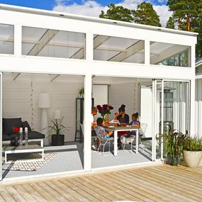 Miljøbilde av en frittliggende vinterhage med spaltetak