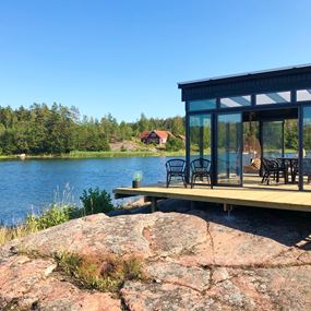 Den frittstående hagestuen er på mange måter enklere å bygge enn en veggtilknyttet, siden du slipper å tenke på hvordan vinduer og dører er plassert i bolighuset.