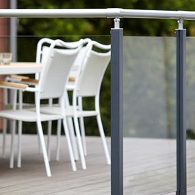 Miljøbilde på glassrekkverk med alu-tverrstang