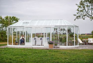 Ovale, hvite Exotic drivhus gir et ekslusivt inntrykk og passer aller best som lysthus i hagen, eller som et basseng- eller avslapningsrom.