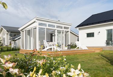 En frittstående hagestue gir mange muligheter, som et lysthus midt i hagen, eller som et relax-rom ved svømmebassenget eller bryggen.
