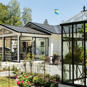 Saltak hagestue, en luftig hagestue med sjenerøs takhøyde og god romfølelse