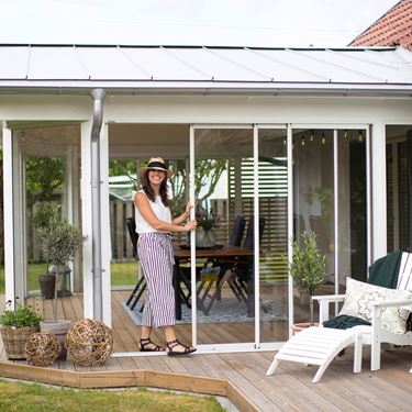 Miljøbilde av vinterhage med skyvedører