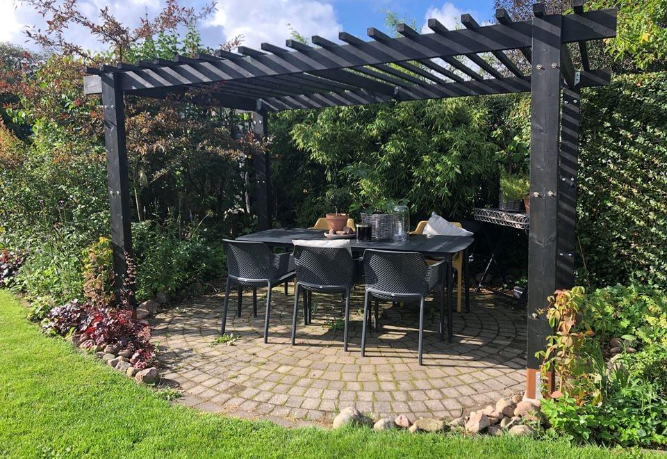 pergola_svart_tra_lounge_hanna.jpg