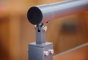 Nærbilde av rekkverksholder med endestykke