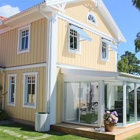 Eksempelbilde: Veggmontert hagestue Pulttak , 13 m², med brutte hjørner. Sesong: Vår-Høst Plus, skyvepartier WG 62eco og 32 mm isolasjonstak.