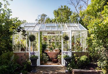 Hvit drivhus på mur