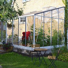Veggdrivhus med mulighet å ha utgang fra huset direkte inn i drivhuset.