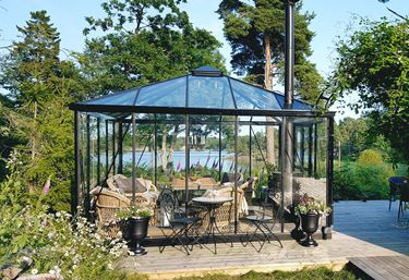 Pyrola kvadratisk drivhus med valmet tak gir et moderne og stilig inntrykk.
