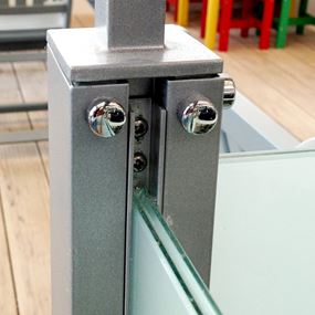 Stolpene passer bare til Willab Gardens glass. Glassene har u-profiler på sidene slik at de passer inn i sporene på stolpene .