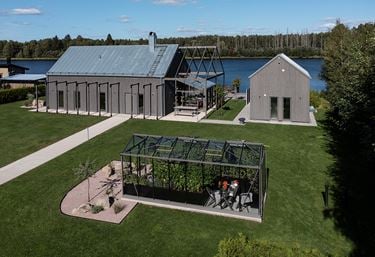 Et nybygd egendesignet låvehus fra 2022 med drivhus og hagestue fra Willab Garden