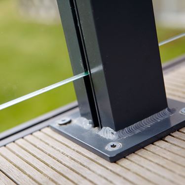 Klart glass med antrasitt grå stolpe